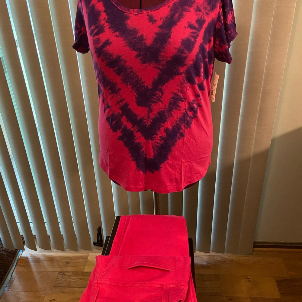 Fuchsia tie dye T-shirt with leggings
